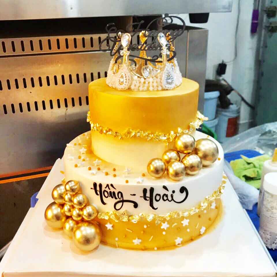 Bánh sinh nhật vương miện tone vàng