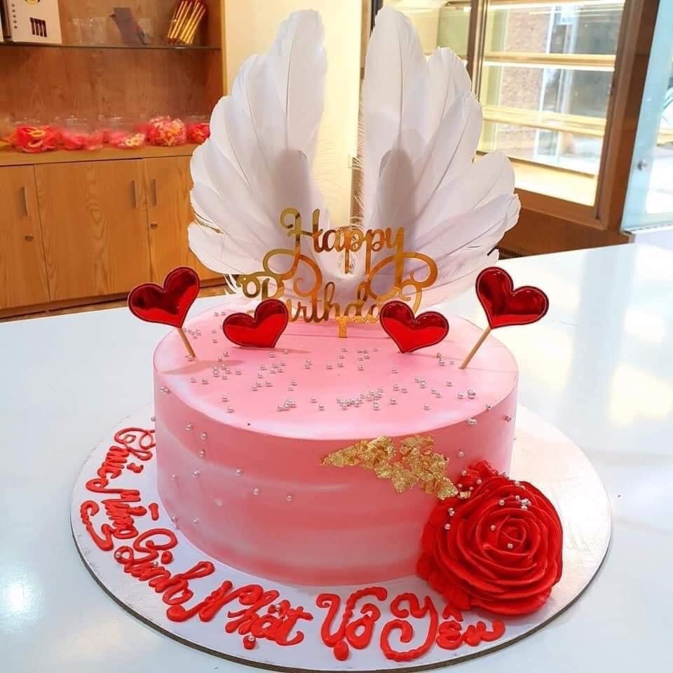 Bánh sinh nhật màu đỏ đẹp trang trí hoa baby trắng nổi bật đẹp ấn tượng  6457  Bánh sinh nhật kỷ niệm
