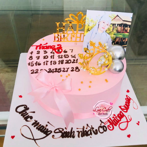 Bánh kem sinh nhật màu trắng in hình lịch tháng 5 độc đáo  Bánh Thiên Thần   Chuyên nhận đặt bánh sinh nhật theo mẫu