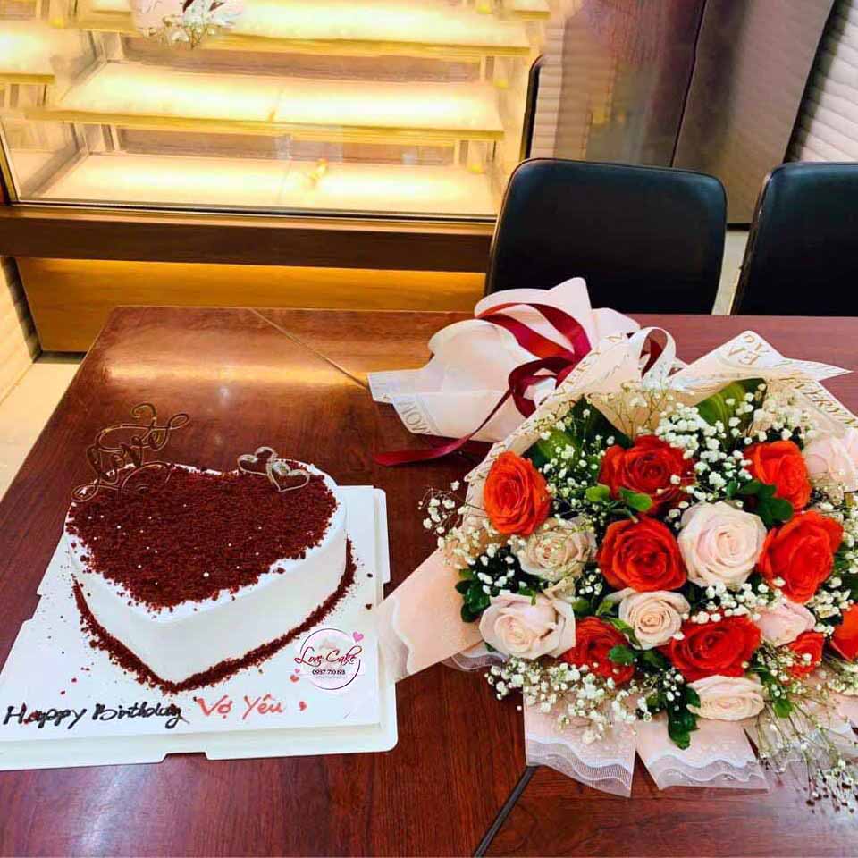 Bánh sinh nhật và hoa