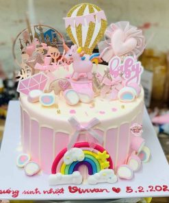 Bánh fondant sinh nhật màu hồng hình bé gái bên bạn lợn dễ thương - Bánh  Thiên Thần : Chuyên nhận đặt bánh sinh nhật theo mẫu