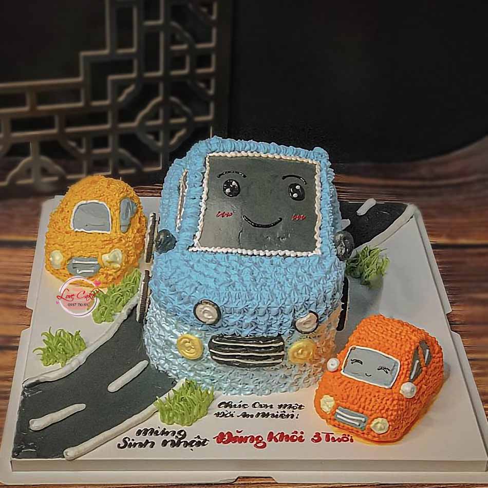 Bánh sinh nhật xe ô tô cho bé trai 3 tuổi