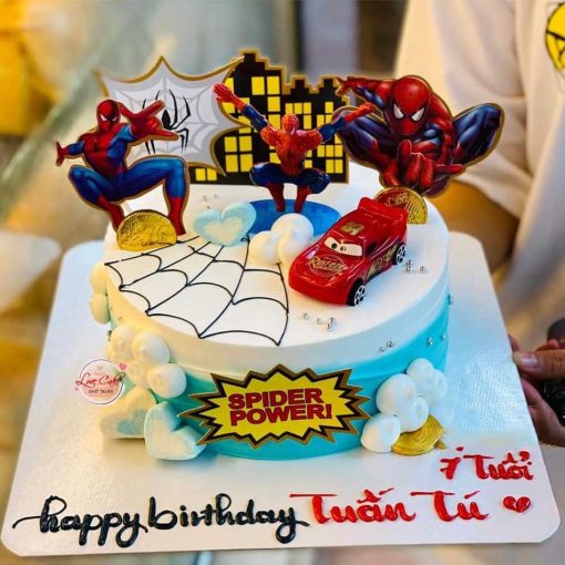 Bánh sinh nhật siêu nhân cho bé 7 tuổi