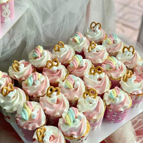 Đặt bánh cupcake cho bé