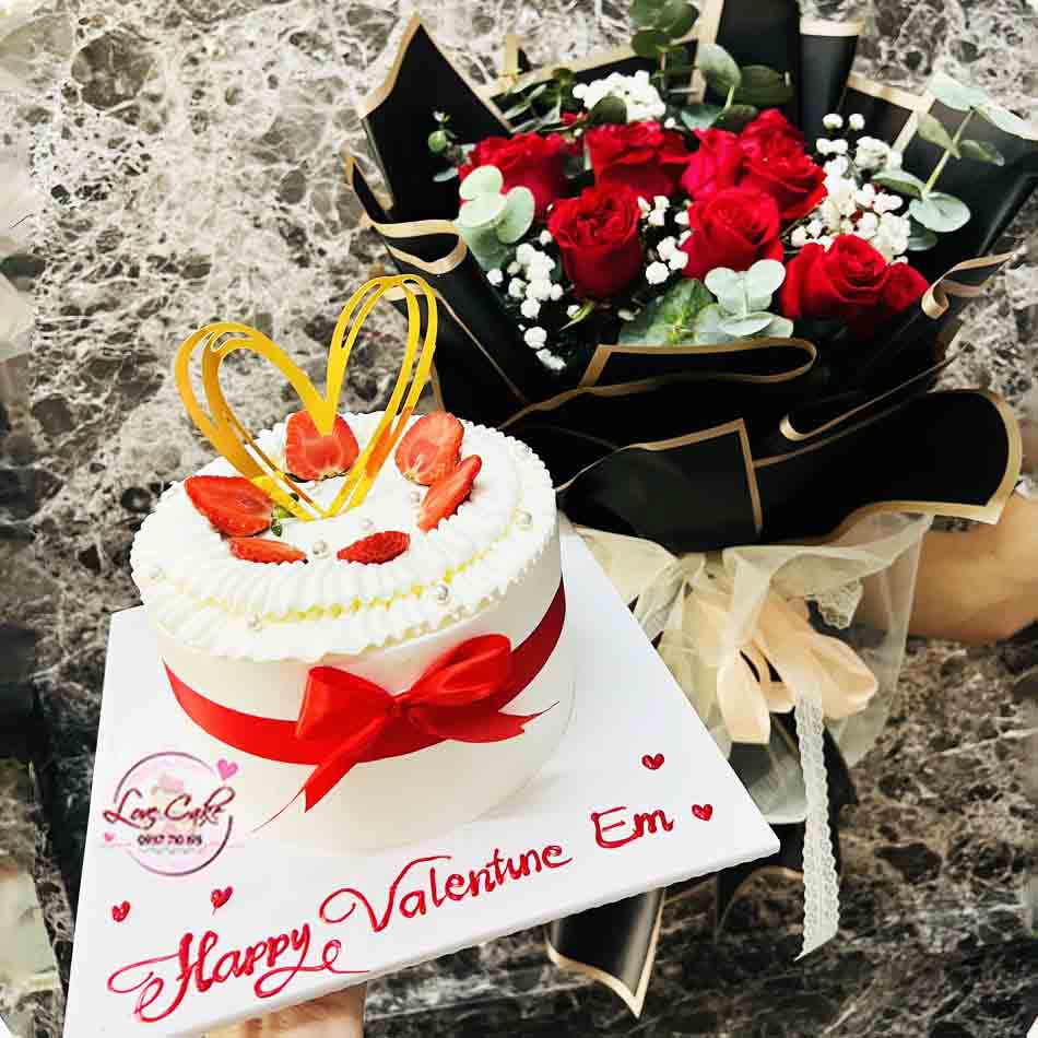 Bánh kem Valentine và hoa