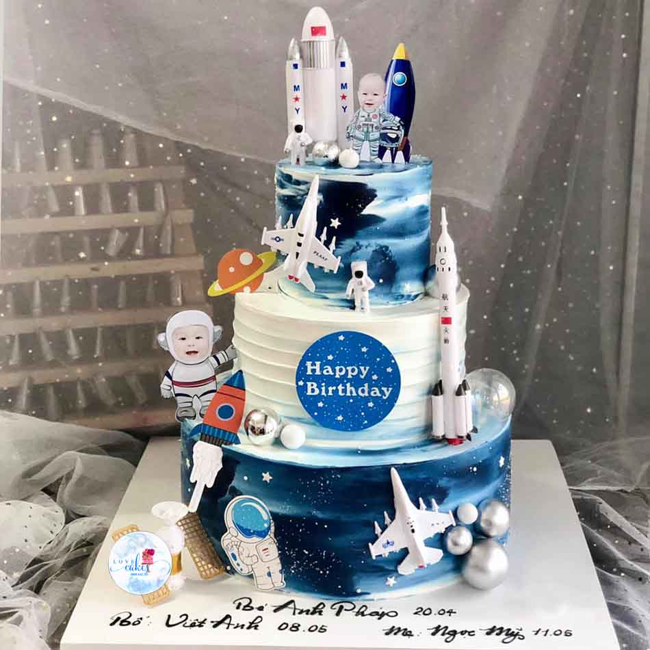 Bánh sinh nhật tàu vũ trụ 3 tầng