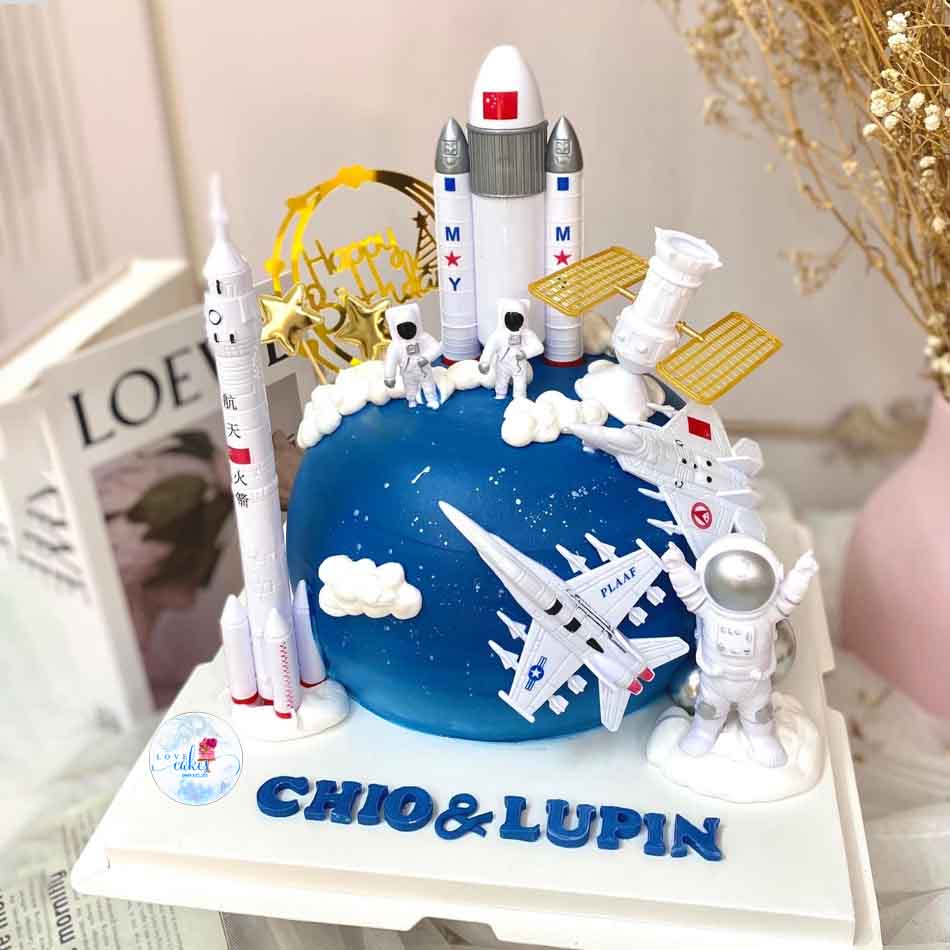 Bánh sinh nhật tàu vũ trụ cho bé