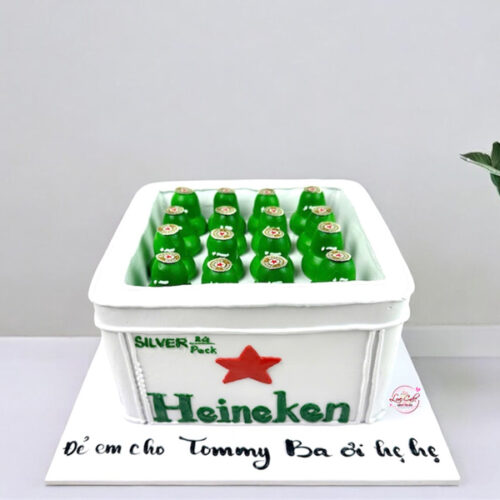 Bánh sinh nhật hình thùng bia Heineken màu trắng xanh độc đáo với tạo hình chai bia chân thật và sống động.