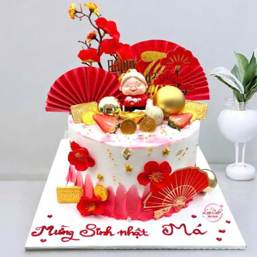 Bánh sinh nhật tặng má màu đỏ trắng trang trí tượng mẹ đáng yêu, quạt đỏ, hoa mai, đồng tiền vàng và phong cách sang trọng.